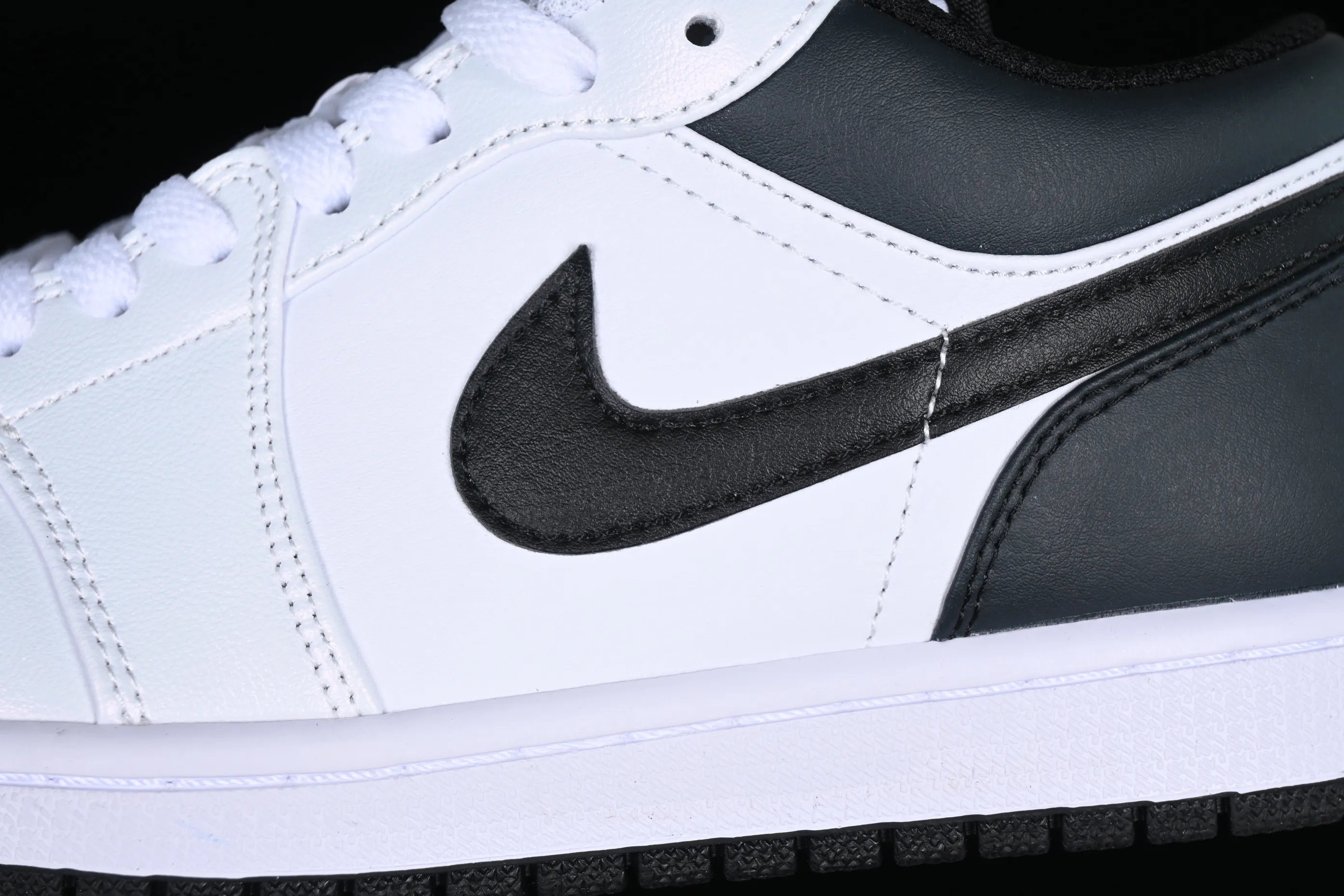 All categories Air Jordan Jordan series basketball shoes Air Jordan 1 Low Z version Air Jordan 1 Low AJ1 Joe 1 white and black color matching low-top cultural casual sneakers 553560-132